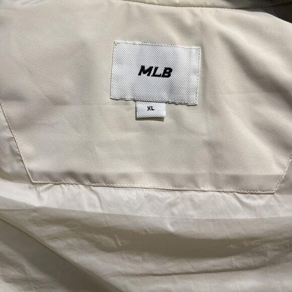 White MLB Down Vest - Picture 8 of 9